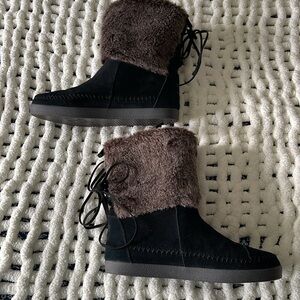 Tom’s Nepal black suede,faux fur,above ankle boots. Size 8. Like new‎ condition.
